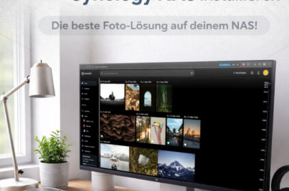 Immich Logo mit bunten Kreisen neben dem Text 'Immich auf Ugreen & Diskstation installieren', Monitor mit Fotoverwaltung, Schreibtisch mit Lampe, Pflanze, Tastatur und Maus