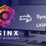 NGINX Proxy Manager auf DiskStation demonstriert, Synology + UGREEN Branding, bunte Hexagon-Logos auf dem Monitor, Arbeitsplatz mit Peripherie und Smartphone